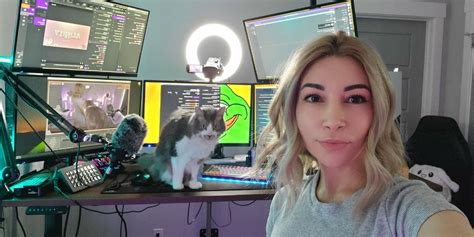 Canadian video game streamer Alinity apologizes for throwing cat。